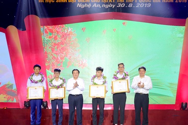 Nghệ An tuyên dương 113 học sinh đạt giải quốc tế, quốc gia và học sinh đạt điểm cao