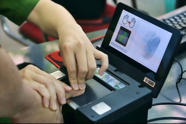 Theo chân người "vô hình" đi làm căn cước công dân ở Hà Nội