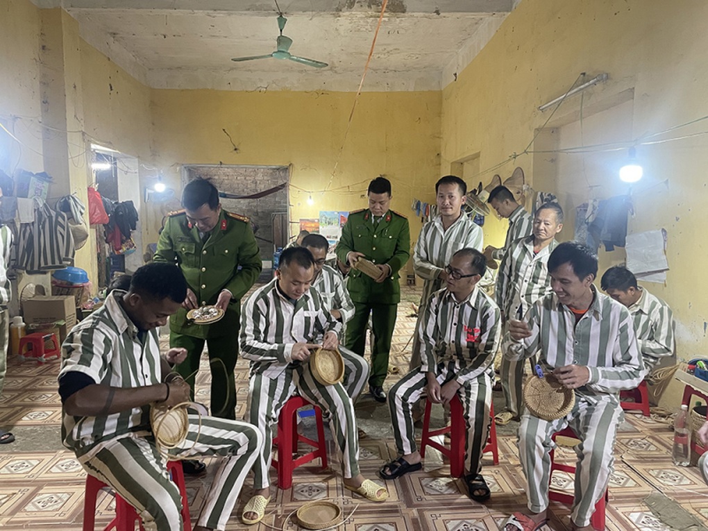 Chuyện phạm nhân nước ngoài ăn Tết Việt - 4 Chuyện phạm nhân nước ngoài ăn Tết Việt - 4