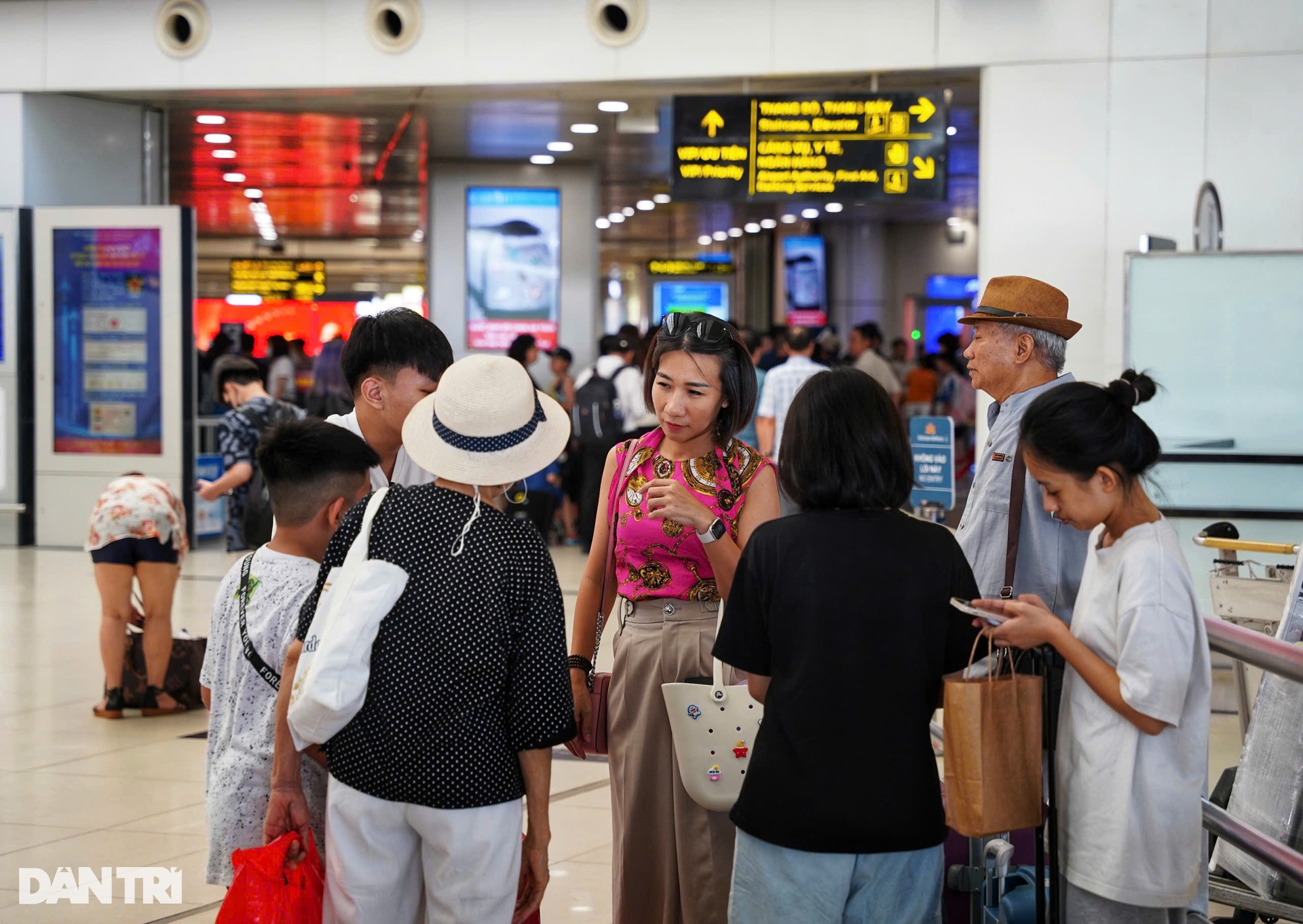 Dòng người đổ về sân bay Nội Bài trước nghỉ lễ - 4 Dòng người đổ về sân bay Nội Bài trước nghỉ lễ - 4