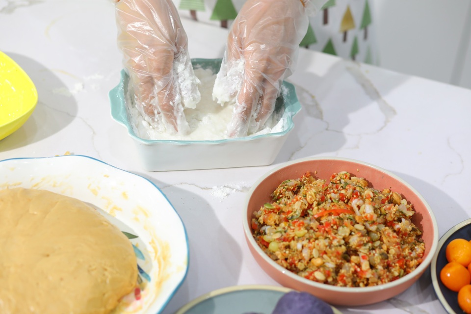 Hoa hậu Ngọc Hân hướng dẫn làm bánh Trung thu bất bại mà đơn giản vô cùng - 9 Hoa hậu Ngọc Hân hướng dẫn làm bánh Trung thu bất bại mà đơn giản vô cùng - 9