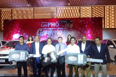 Doanh nghiệp cà phê trao thưởng 10 ô tô cho nhân viên xuất sắc