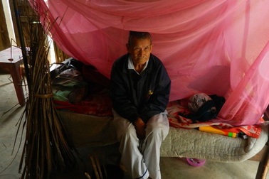 Xót xa trước bữa cơm đạm bạc của hai ông cháu nghèo khó