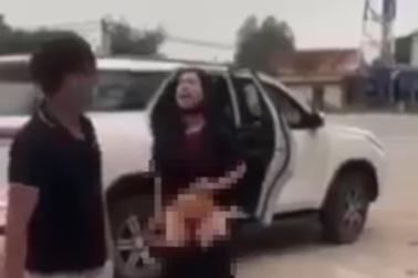 Người phụ nữ từ ô tô bước xuống "thoát y" chửi bới trước đền Cuông