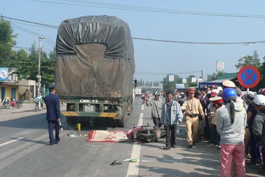 Cả nhà bị cuốn vào gầm xe tải