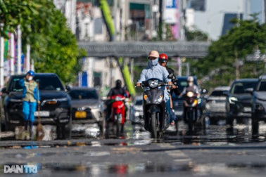Hà Nội nắng nóng hơn 40 độ C, mặt đường xuất hiện ảo ảnh
