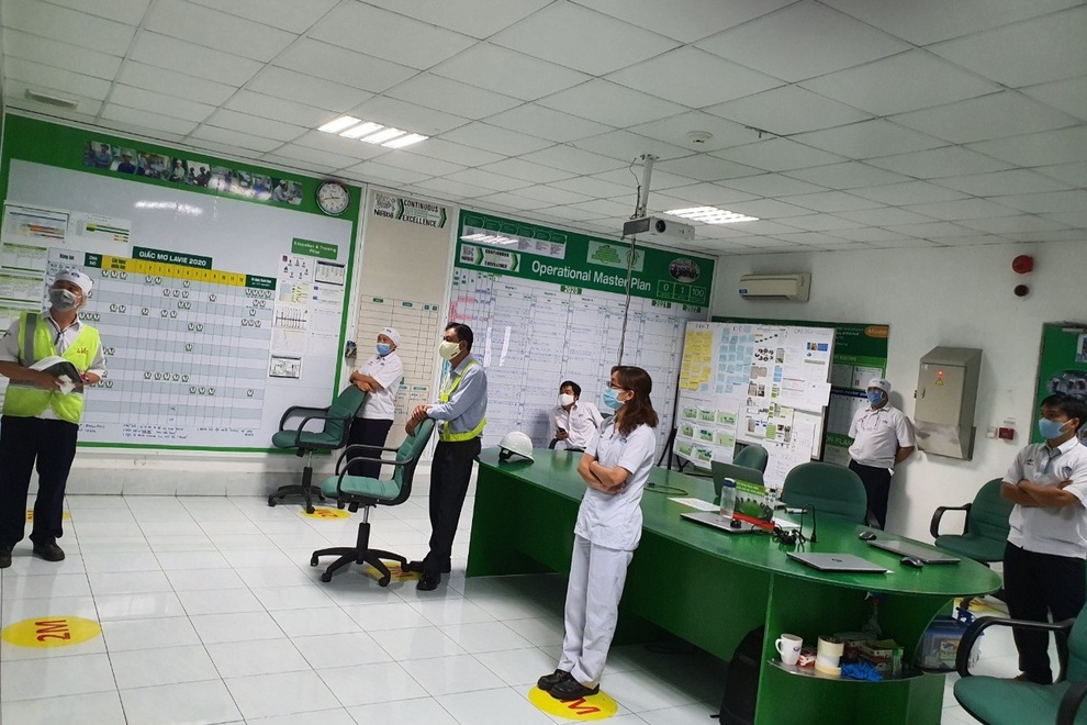 Buộc ngưng hoạt động doanh nghiệp không thực hiện 3 tại chỗ - 2 Buộc ngưng hoạt động doanh nghiệp không thực hiện 3 tại chỗ - 2