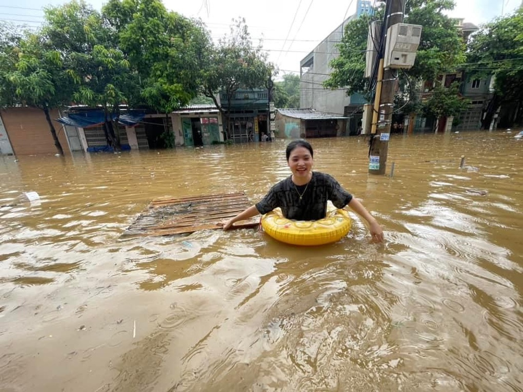 TP Lào Cai nước ngập ngang bụng, người dân bơi phao trên phố - 1 TP Lào Cai nước ngập ngang bụng, người dân bơi phao trên phố - 1