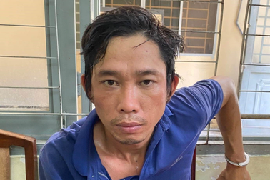 Tên cướp dùng dao đe dọa người dân ở TPHCM