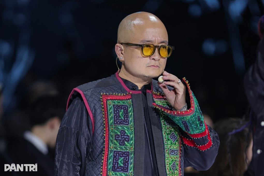 NTK Cao Minh Tiến bị phản ứng vì nghi đạo nhái tại Tuần lễ thời trang - 4