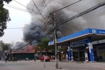 Cháy nhà kho rộng hàng trăm m2 gần cây xăng ở Hà Nội
