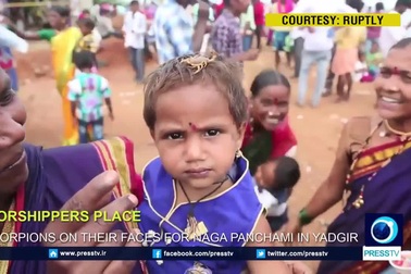 Đến với ngôi làng kỳ lạ, nơi người dân thích “chơi đùa” cùng bọ cạp sống