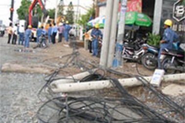 7 cột điện tự gẫy