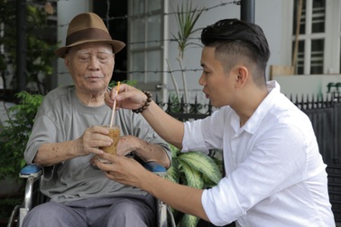 Nhạc sĩ Nguyễn Văn Tý mừng rỡ khi học trò Quang Dũng tới thăm