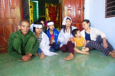 Vụ 3 người bị sét đánh chết: Do chiếc điện thoại mang trong người?