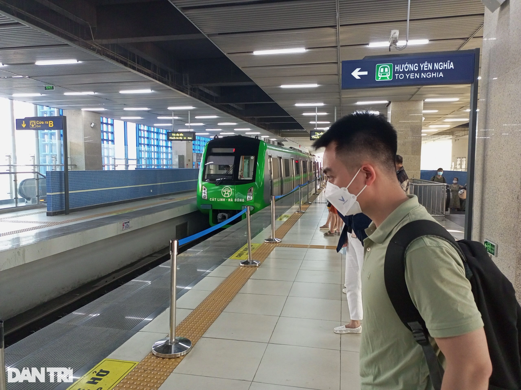 Giá xăng tăng, dân công sở ở Hà Nội đạp xe đi làm, thay ô tô bằng tàu điện - 5 Giá xăng tăng, dân công sở ở Hà Nội đạp xe đi làm, thay ô tô bằng tàu điện - 5