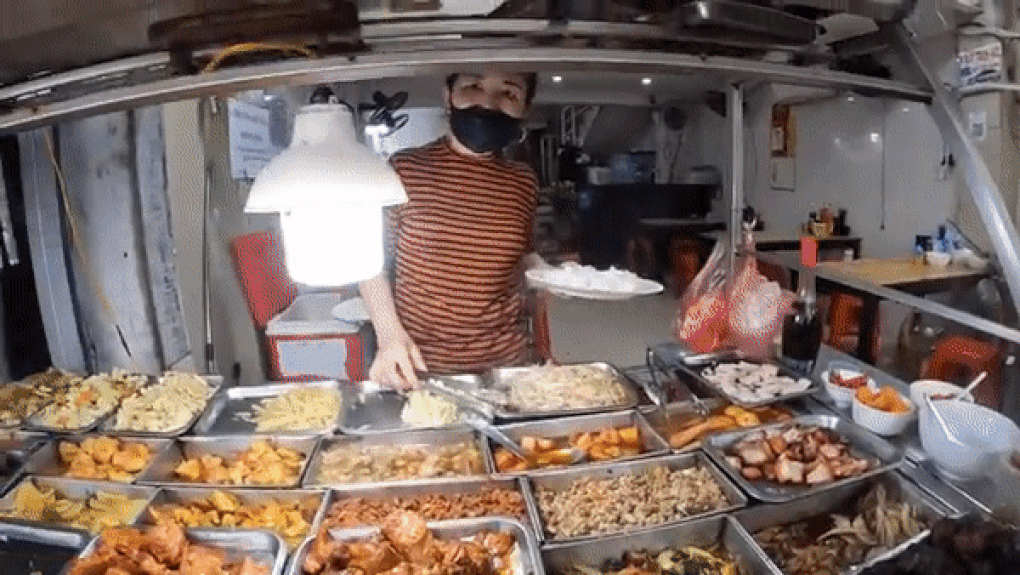 Khách Tây rủ nhau đi ăn cơm bụi Hà Nội ngon và rẻ giá 200 nghìn đồng - 1 Khách Tây rủ nhau đi ăn cơm bụi Hà Nội ngon và rẻ giá 200 nghìn đồng - 1