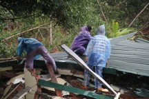 Sạt lở núi khiến một số nhà dân đổ sập, hư hỏng