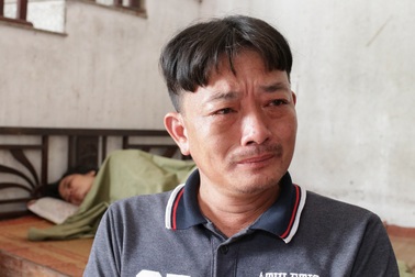 Người đàn ông bất lực nhìn 4 con thơ nguy cơ thất học, vợ chồng bệnh "hiểm"