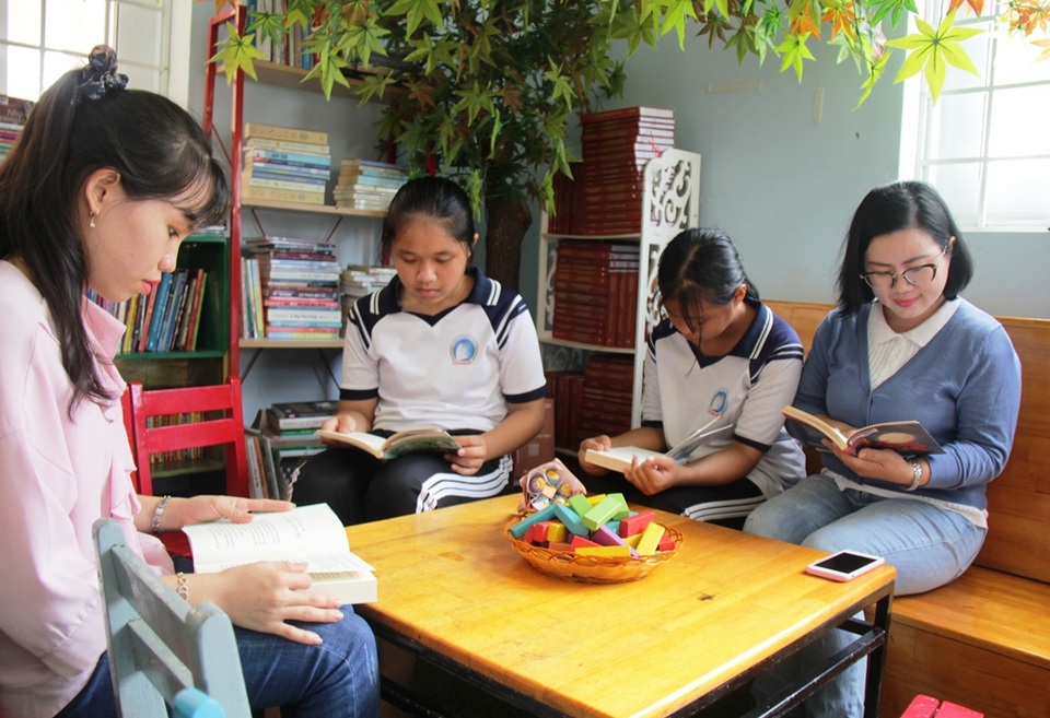 Bỏ thành phố về quê, mở thư viện phục vụ học sinh vùng biển - 1 Bỏ thành phố về quê, mở thư viện phục vụ học sinh vùng biển - 1