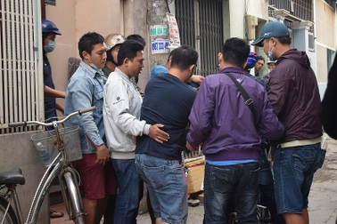 Tên cướp gài điện, tử thủ trong nhà dân ở quận Tân Bình