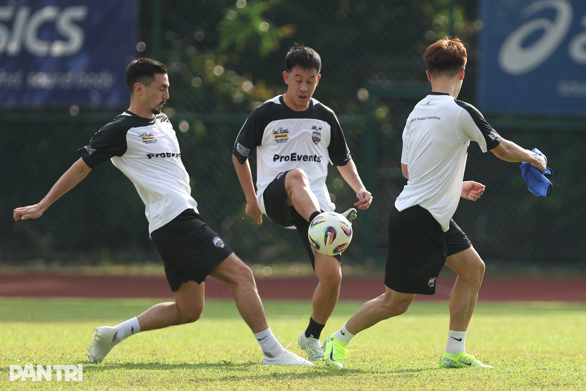 Thầy trò Kim Sang Sik hừng hực khí thế chờ đối đầu Man Utd - 5 Thầy trò Kim Sang Sik hừng hực khí thế chờ đối đầu Man Utd - 5