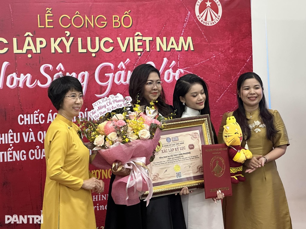 Chiếc áo dài nặng 250kg, dài hơn 220m lập kỷ lục Việt Nam - 1 Chiếc áo dài nặng 250kg, dài hơn 220m lập kỷ lục Việt Nam - 1