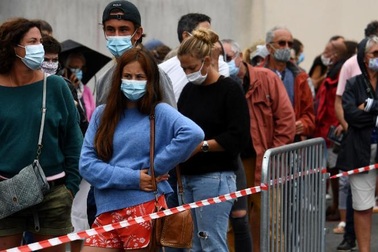 "Sóng" Covid-19 trở lại, nỗi lo sợ bao trùm châu Âu