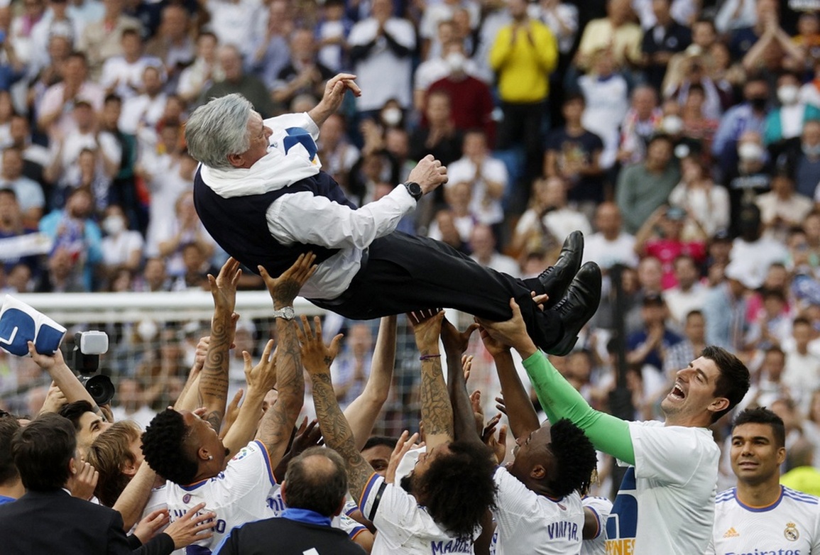 Real Madrid diễu hành ăn mừng hoành tráng, Gareth Bale bất ngờ vắng mặt - 7 Real Madrid diễu hành ăn mừng hoành tráng, Gareth Bale bất ngờ vắng mặt - 7