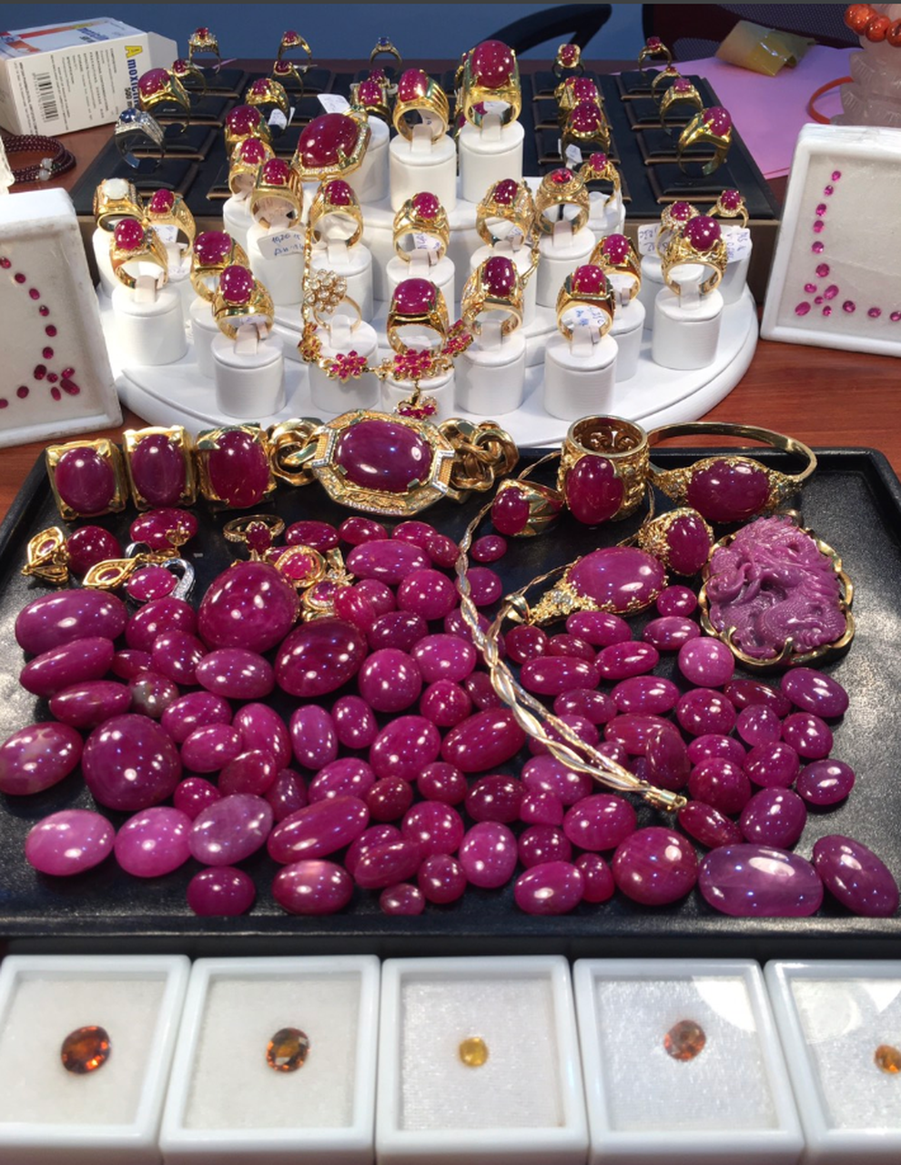 Đá quý Chính Biển: Cung cấp bộ sưu tập không tỳ vết từ Ruby thiên nhiên - 4 Đá quý Chính Biển: Cung cấp bộ sưu tập không tỳ vết từ Ruby thiên nhiên - 4