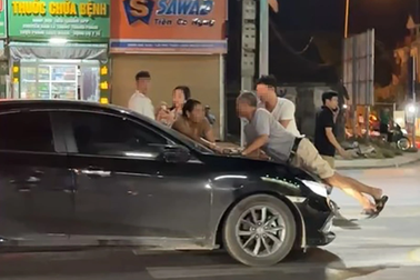 Cùng con dâu đi đánh ghen, bố chồng bị "ủn" lên nắp capo