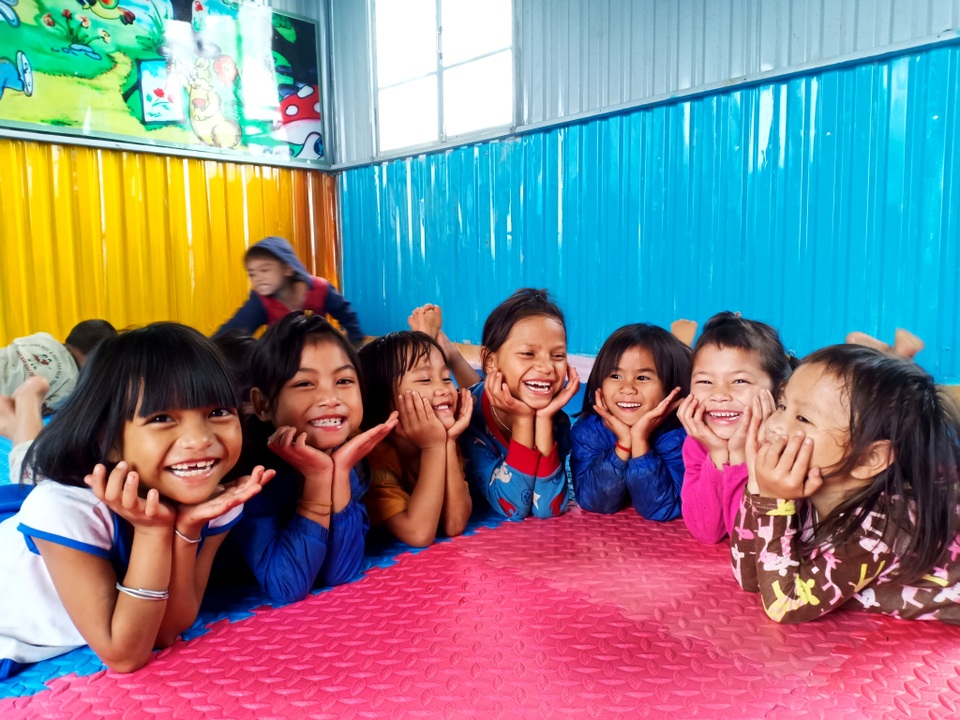 Niềm vui đọc sách ở thư viện mới của học sinh điểm trường vùng cao - 10 Niềm vui đọc sách ở thư viện mới của học sinh điểm trường vùng cao - 10