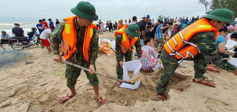 Khẩn cấp gia cố hơn 4km đê biển hư hỏng nặng - 3 Khẩn cấp gia cố hơn 4km đê biển hư hỏng nặng - 3