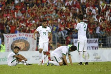 Hoà U22 Việt Nam, cầu thủ Indonesia quỳ xuống sân, ăn mừng như vô địch