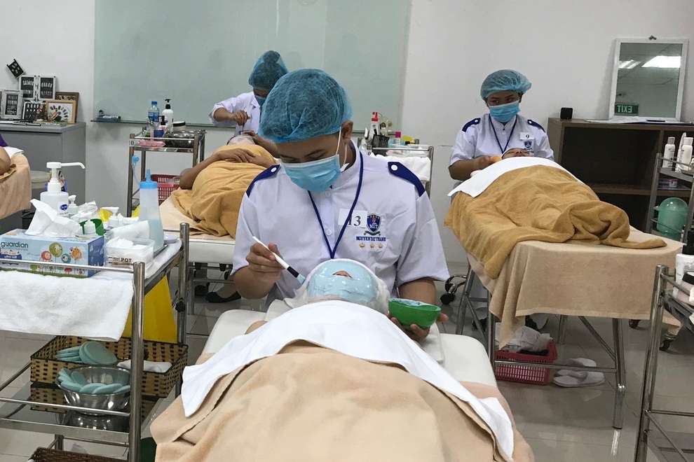 Hết giãn cách, nghề chăm sóc sắc đẹp lại làm không hết việc - 3 Hết giãn cách, nghề chăm sóc sắc đẹp lại làm không hết việc - 3
