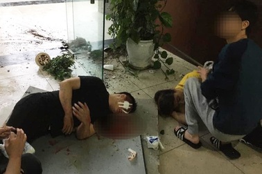 Đang ngồi làm việc, giám đốc và nhân viên rơi từ tầng 2 xuống sảnh chung cư