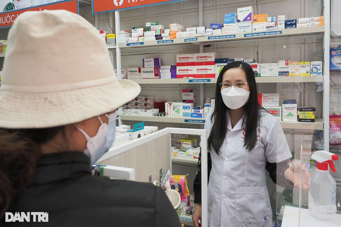 Người dân đổ xô đi mua kit test nhanh, các hiệu thuốc ở Hà Nội cháy hàng - 6 Người dân đổ xô đi mua kit test nhanh, các hiệu thuốc ở Hà Nội cháy hàng - 6