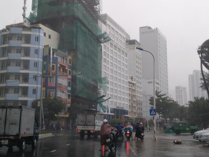 Bão đổ bộ vào tỉnh Khánh Hòa, gây mưa, gió và nhiều nơi mất điện - Ảnh 1. Bão đổ bộ vào tỉnh Khánh Hòa, gây mưa, gió và nhiều nơi mất điện - Ảnh 1.