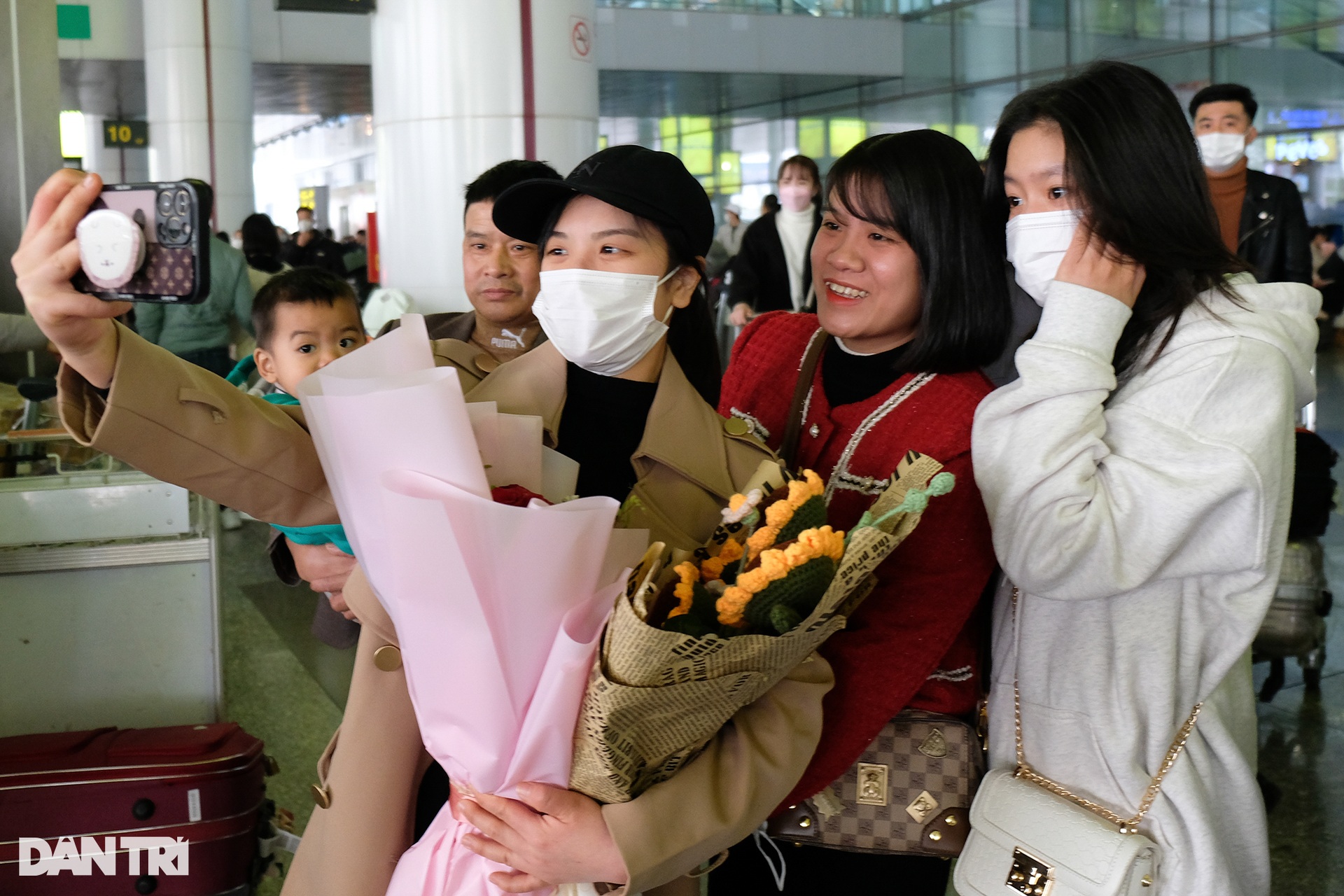 Nước mắt đoàn tụ ngày du học sinh, người lao động về Việt Nam ăn Tết - 10 Nước mắt đoàn tụ ngày du học sinh, người lao động về Việt Nam ăn Tết - 10