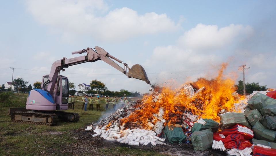 Triệt phá đường dây buôn lậu thuốc lá dịp cuối năm - 2 Triệt phá đường dây buôn lậu thuốc lá dịp cuối năm - 2