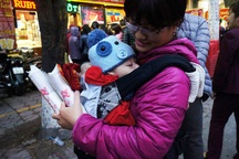 Bế con xếp hàng từ 5h sáng để mua vàng Thần tài