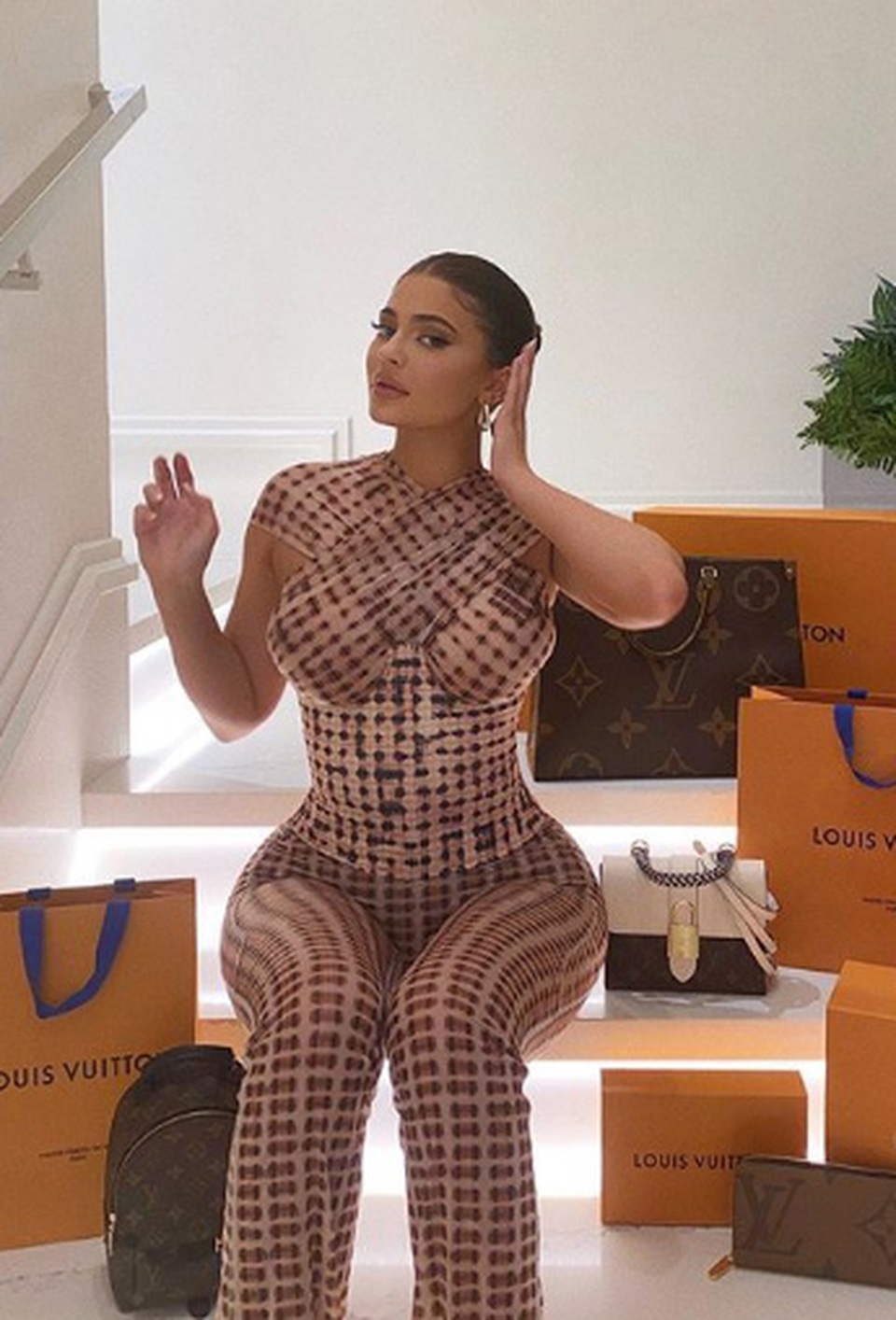 Kylie Jenner bốc lửa trong kỳ nghỉ ở sa mạc - 7 Kylie Jenner bốc lửa trong kỳ nghỉ ở sa mạc - 7