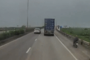Tài xế xe container "cứu nguy" một tình huống va chạm do điểm mù