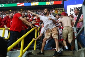 Sân vận động bị dột, CĐV Thổ Nhĩ Kỳ và Georgia hỗn chiến trên khán đài
