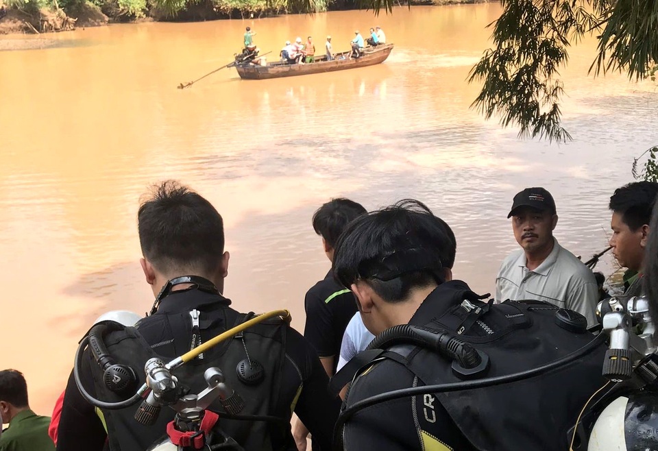 Lật thuyền chở nhóm người thả cá phóng sinh, 2 người đuối nước thương tâm - 1 Lật thuyền chở nhóm người thả cá phóng sinh, 2 người đuối nước thương tâm - 1