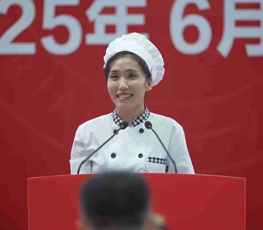 พนักงานโรงอาหารทำเด็กนักเรียนร้องไห้ในงานรับปริญญา - 1 Nhân viên nhà ăn khiến sinh viên bật khóc trong lễ tốt nghiệp - 1