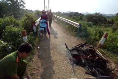 Bị kiểm tra, lâm tặc đốt và cướp xe vận chuyển gỗ