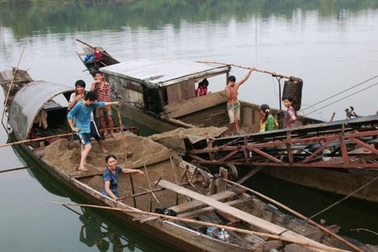 Quyết liệt ngăn chặn nạn khai thác cát ồ ạt trên sông Hương