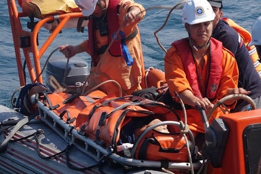 Cứu thuyền viên nguy kịch trên biển