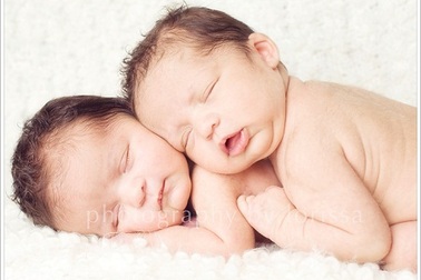 Nỗi niềm nuôi con sinh đôi